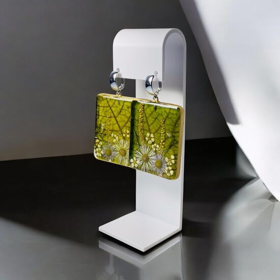 Zaļi auskari ar ziediem